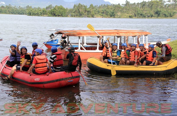 kegiatan company gathering PT Indonesia Comnet Plus di situ cileunca, sungai palayangan Pangalengan bersama Sky Adventure Indonesia (1)